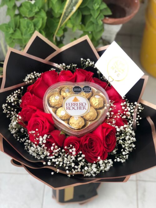 Bouquet de rosas con ferrero corazón