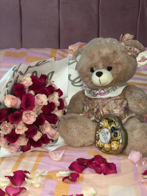 Bouquet de Rosas con Peluche y chocolate ferrero x8